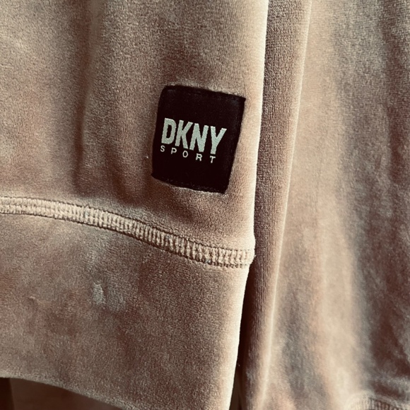DKNY Platinum Velour Lounge Set Crewneck Sweatshirt (M) & Slim-Fit Joggers (S) - Picture 16 of 16
